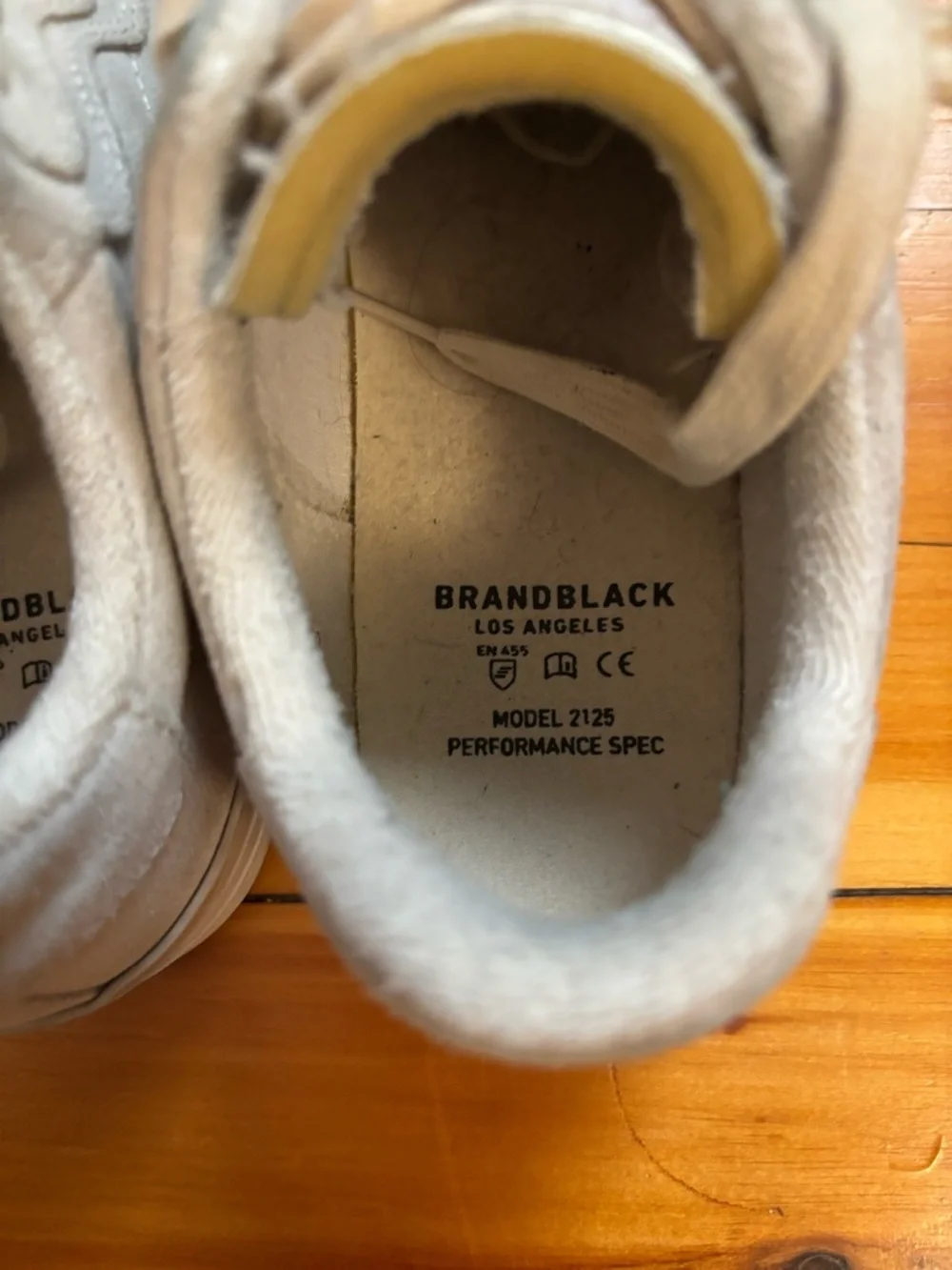 BRANDBLACK no-name suede Men's Low-Top LaceUp Sneakers in Cream 8.5 terry lining
